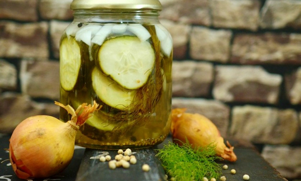 Не только от похмелья: как и чем в быту может пригодиться огуречный рассол